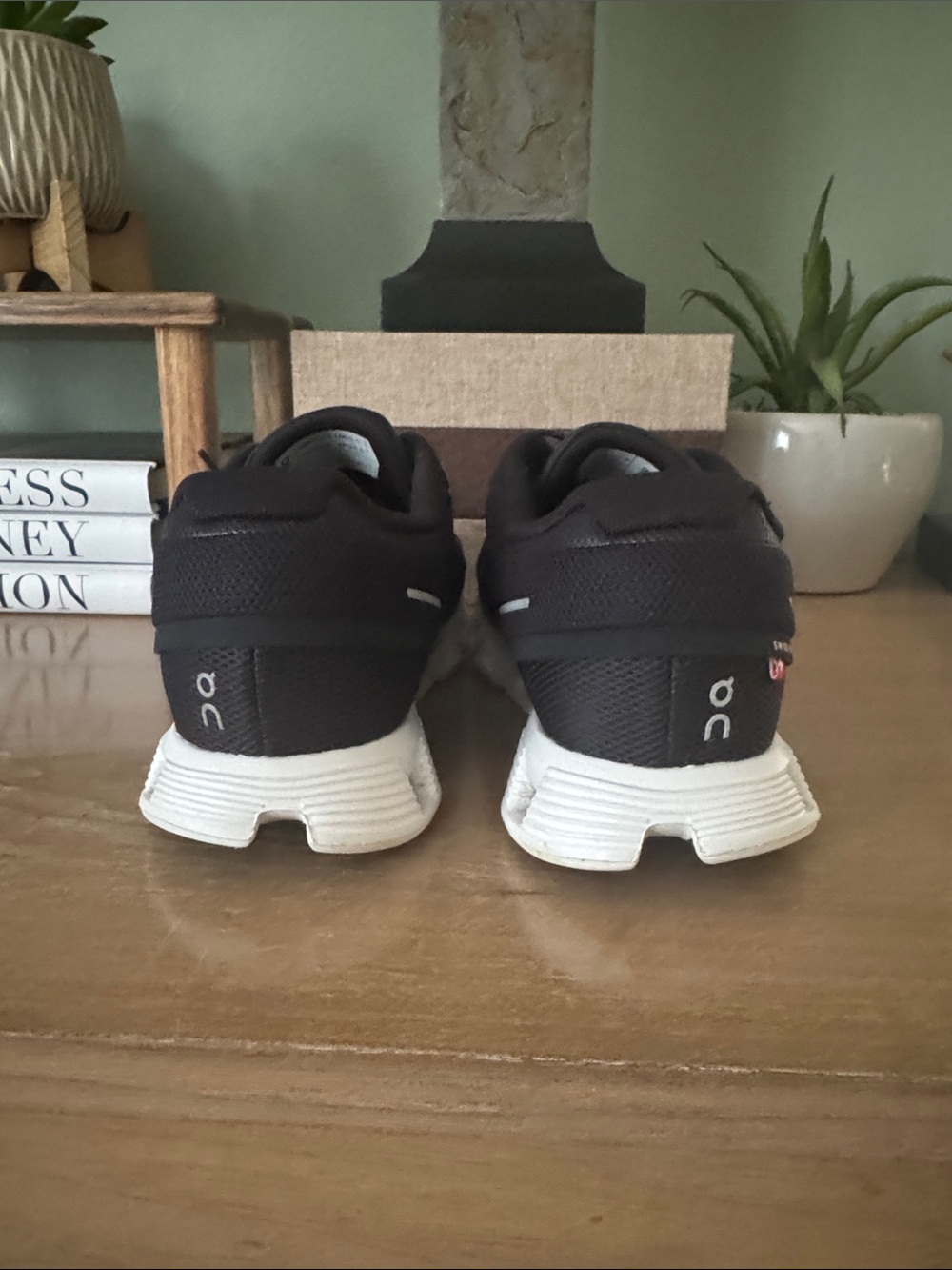 On Cloud 5 Women’s running Sneaker in Black and White - 7.5. Great Condition. - Picture 3 of 10